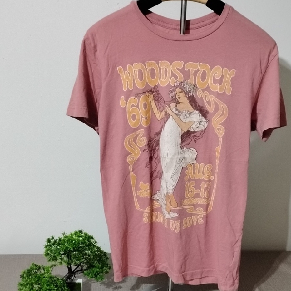 Woodstock '69 Graphic Tee - Pink